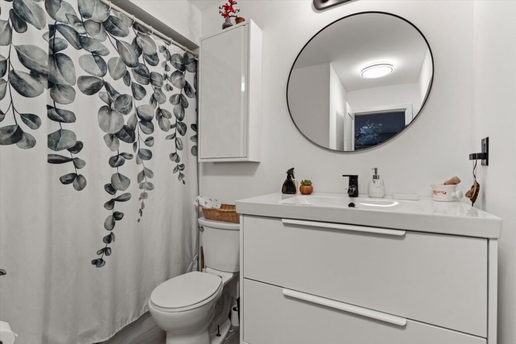 Four piece bathroom at 915 34909 Old Yale Road