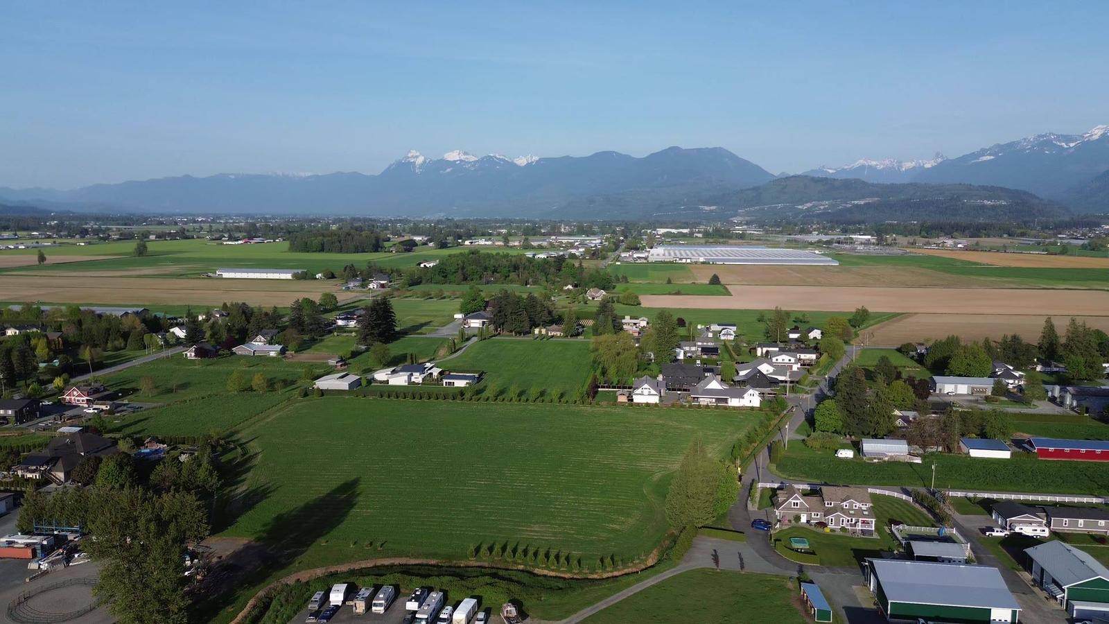 Farms and homes in Greendale with the mountains in the distance